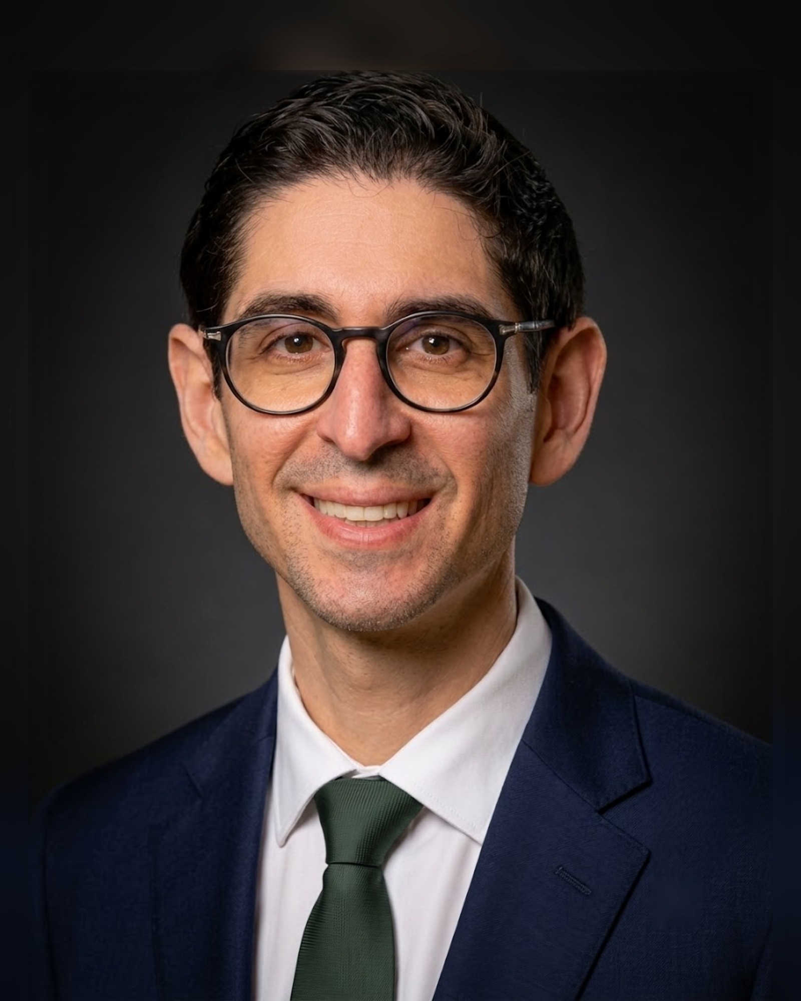 Portrait of Dr. Ariel Farahi, board certified oral and maxillofacial surgeon